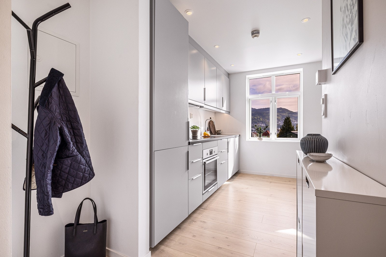 - Inngangspartiet åpner opp mot kjøkkenet, og skaper en lys og luftig overgang til hjemmets sosiale sone - Galleribilde