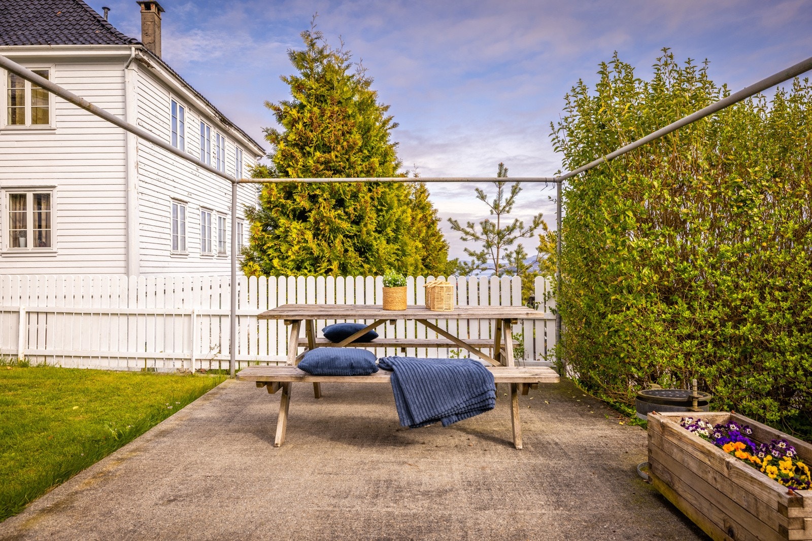 - En usjenert hage som gir god privatliv, med rikelig plass til avslapning og utemøbler - Galleribilde