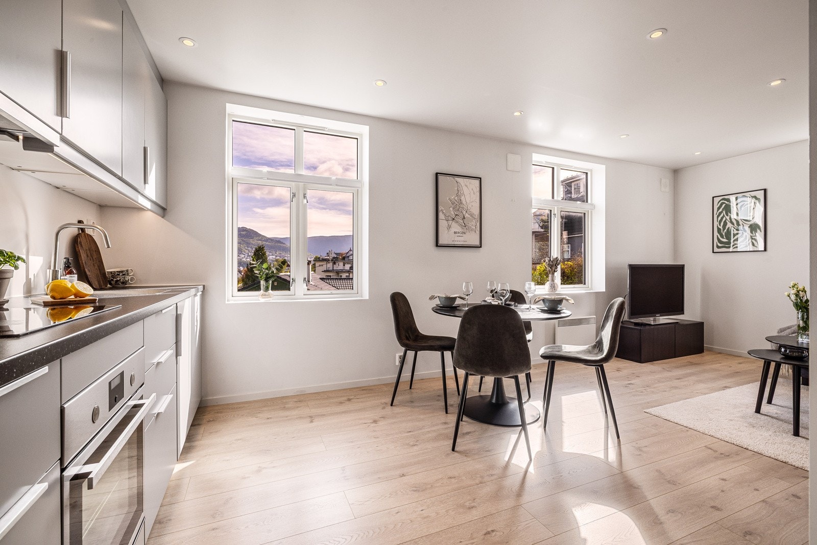- Åpen og innbydende sone rundt spisestue og kjøkken, perfekt for sosialt samvær - her flyter de lyse rommene sammen og skaper en harmonisk atmosfære - Galleribilde