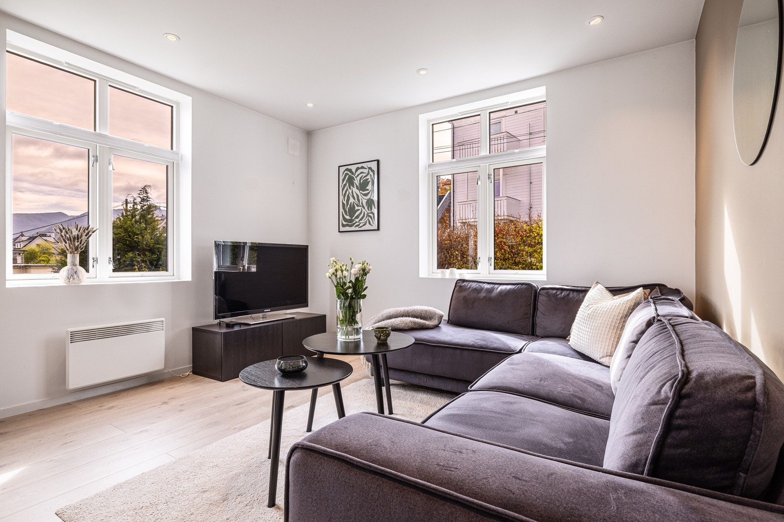 - Åpen og luftig stue med plass til både sofakrok og spisegruppe - perfekt for hverdag og gjester - Galleribilde