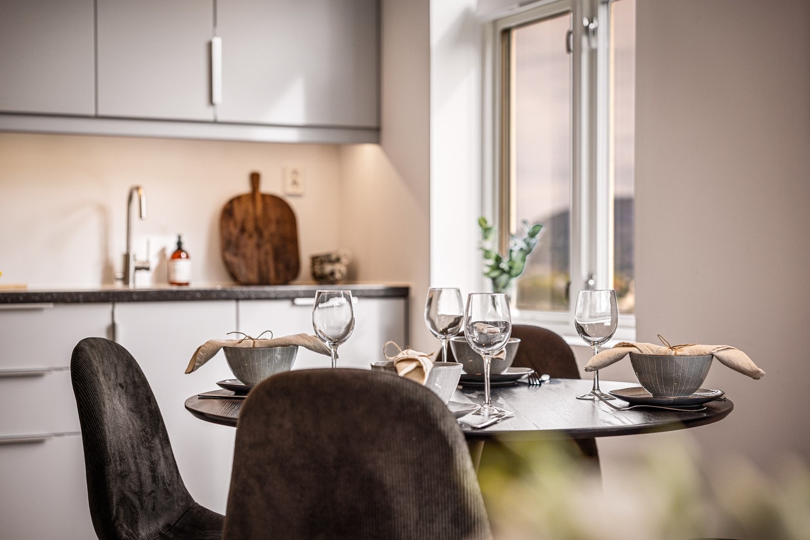 - En lys og åpen spiseplass som smelter sammen med det moderne kjøkkenet - et perfekt sted for både matlaging og samvær - Galleribilde