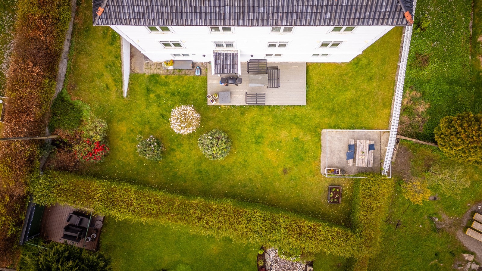 - Pent opparbeidet fellesareal med god plass og lite innsyn - sjeldent god utefølelse i et lite sameie - Galleribilde