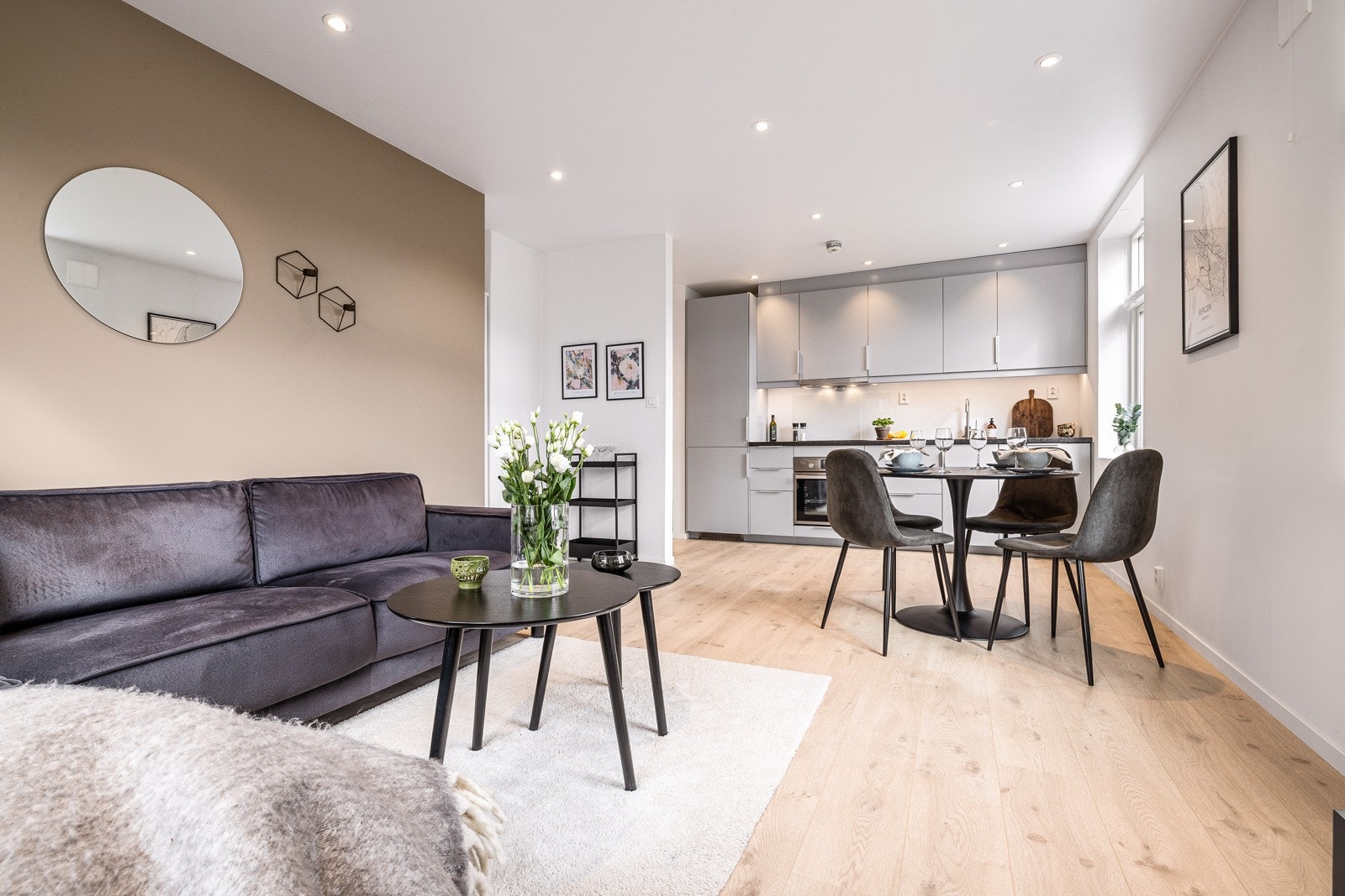 - Stuen byr på en lys og romslig atmosfære med fleksible løsninger som skaper et perfekt utgangspunkt for både avslapning og sosialt samvær - Galleribilde