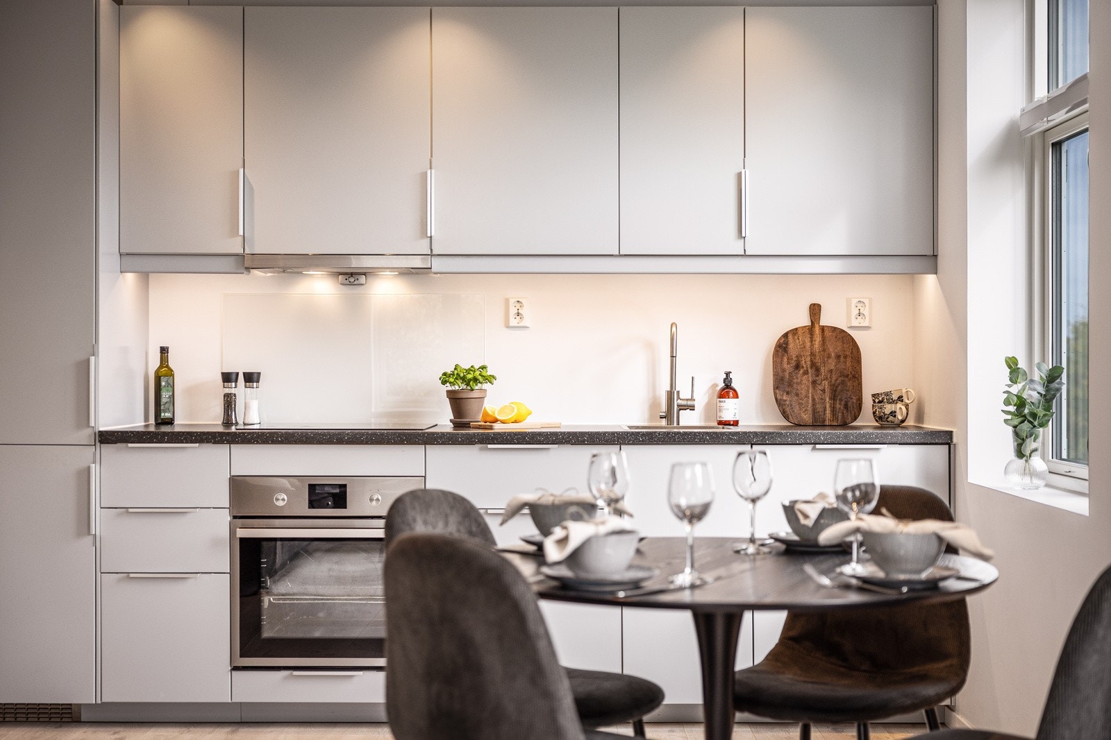 - Moderne kjøkken med stilrene løsninger, integrerte hvitevarer og god benkplass for matlaging - Galleribilde