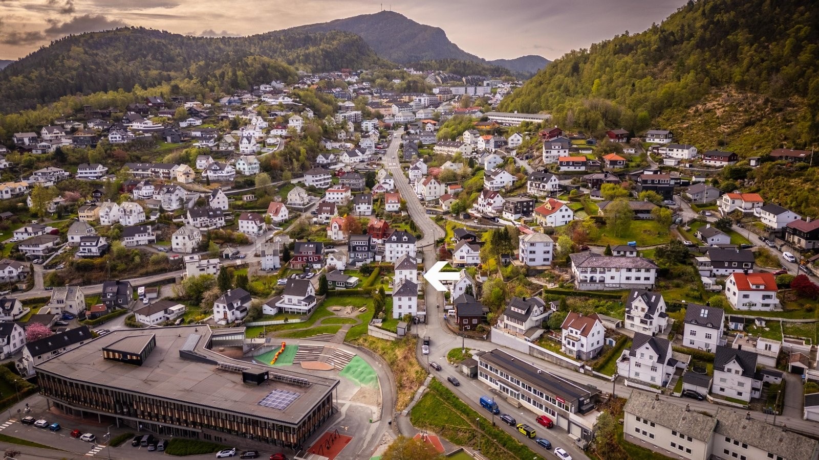 - Gangavstand til både UIB og Bergen sentrum, noe som gir rask og enkel tilgang til byens tilbud og tjenester - Galleribilde