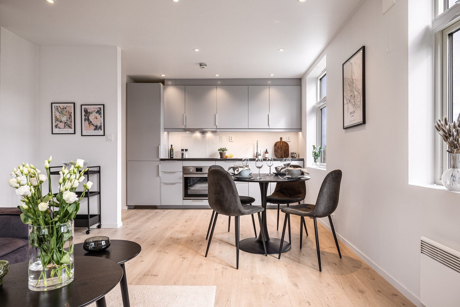 - Når du nærmer deg spisestuen og kjøkkenet, åpner det seg en luftig og sosial sone - perfekt for både hverdagsmåltider og hyggelige sammenkomster - Galleribilde