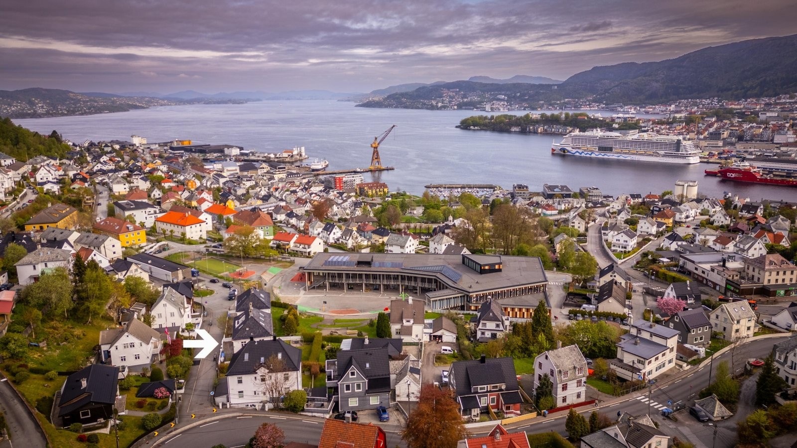 - Rolig og attraktiv beliggenhet med kort vei til både sentrum, turmuligheter og kollektivtransport - Galleribilde