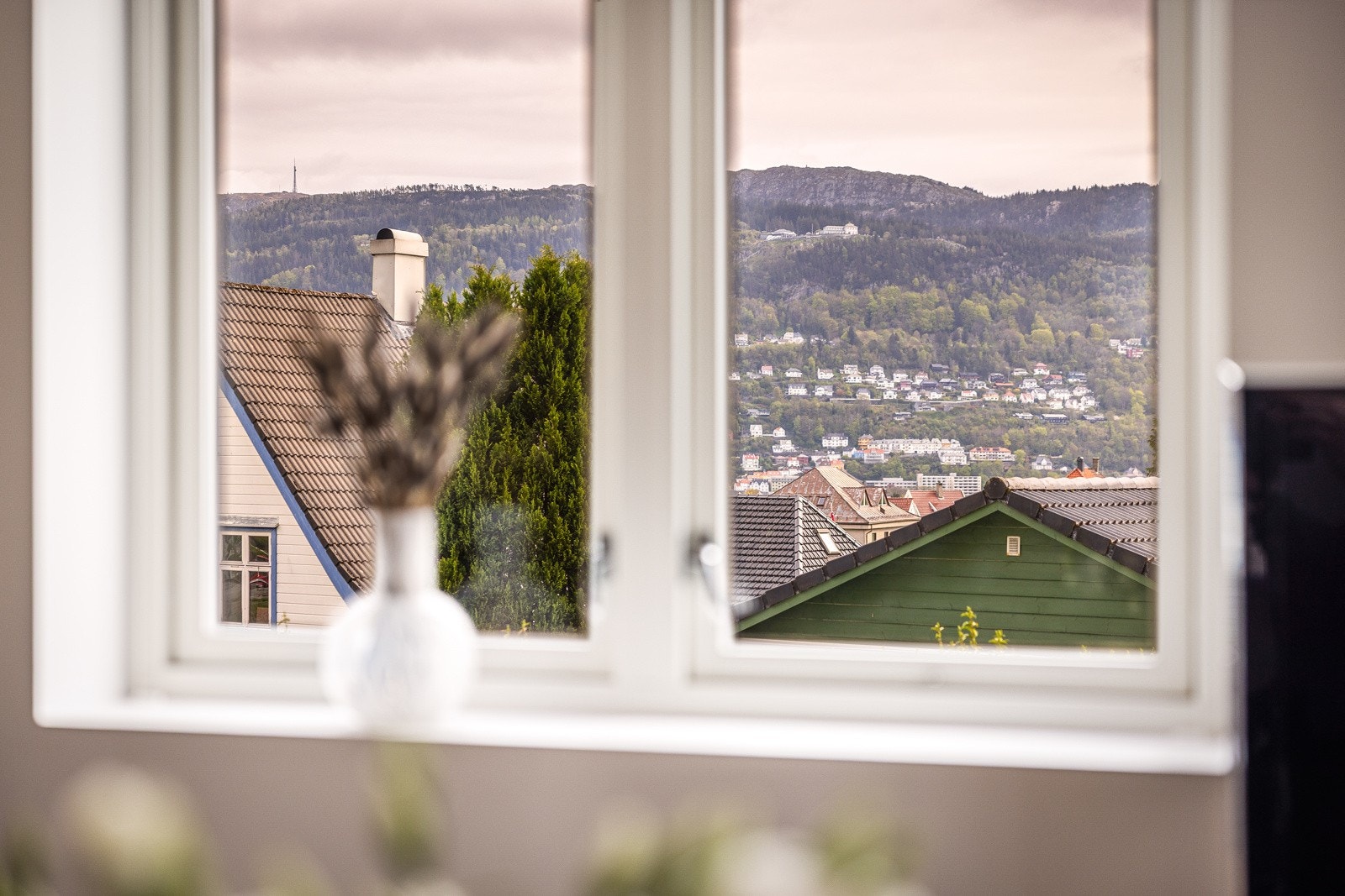 - Fantastisk utsikt fra vinduene mot Byfjellene og innseilingen til Bergen - en levende og vakker utsiktsramme året rundt - Galleribilde