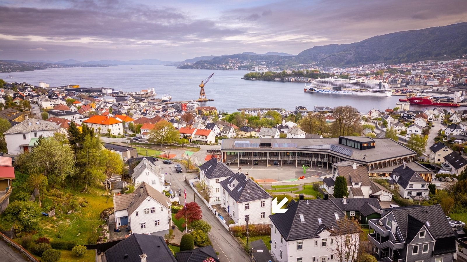 - Leiligheten har nydelig utsikt over innseilingen til Bergen, Vågen og de vakre Byfjellene - Galleribilde