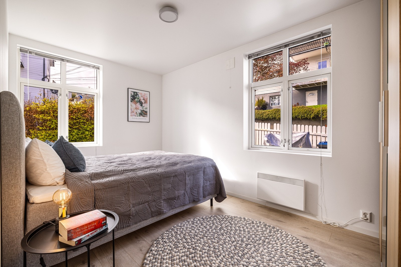 - Soverom på 11,5 kvm med store vinduer på to av veggene som slipper inn rikelig med lys og skaper en lys og luftig atmosfære - Galleribilde