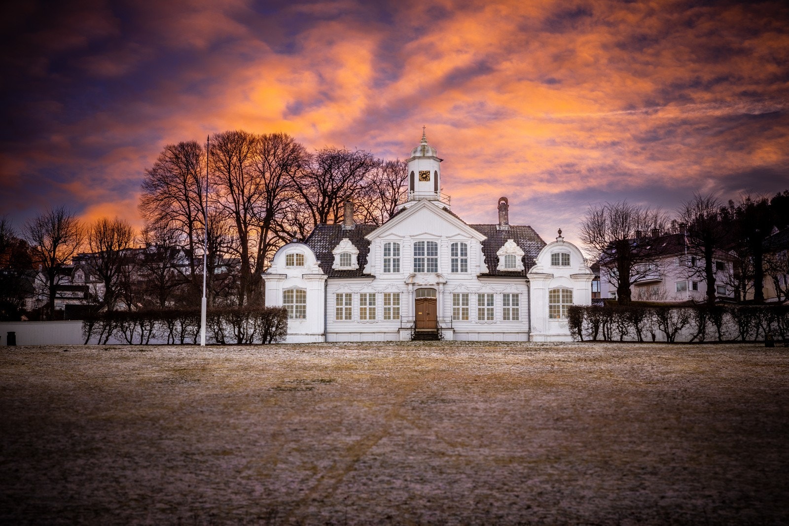- Fasadebilde av Damsgård Hovedgård, et vakkert og velholdt bygg med sin karakteristiske arkitektur, som står som et viktig kulturminne i området - Galleribilde