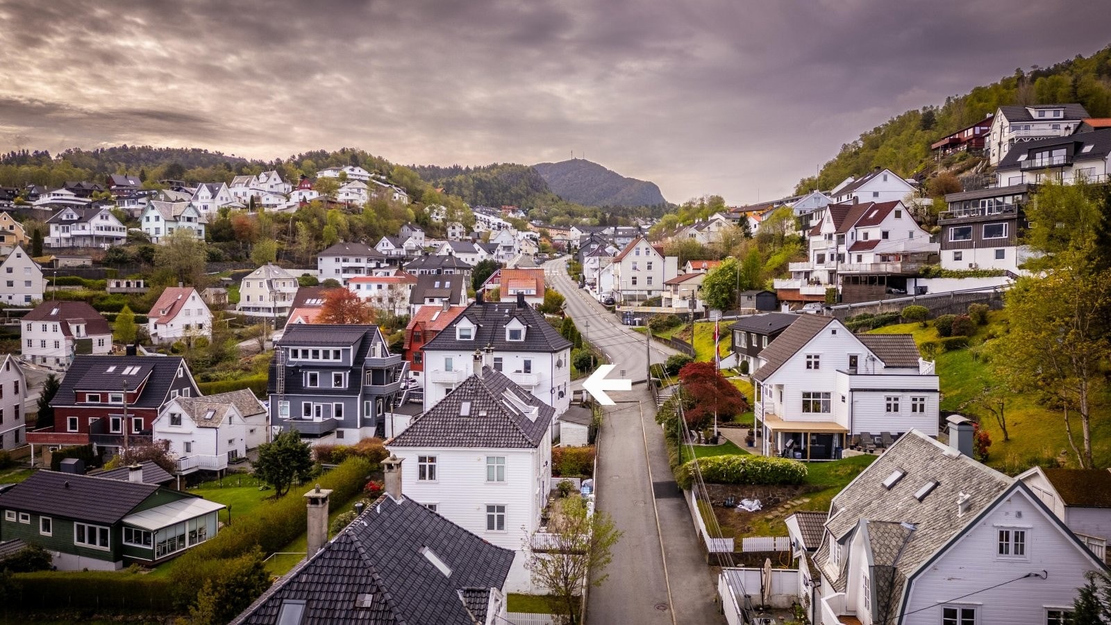 - Sentralt, men skjermet - sjelden kombinasjon med både utsikt, fellesareal og nærhet til byen - Galleribilde