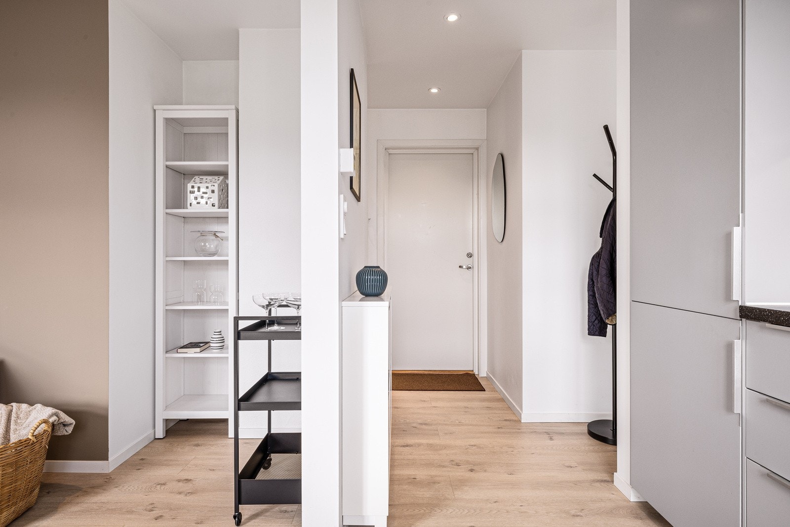 - Inngangspartiet gir et varmt og innbydende førsteinntrykk, med enkel tilgang til både gang og øvrige rom i leiligheten - Galleribilde