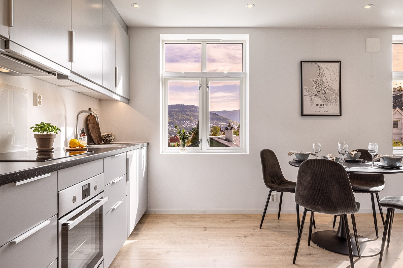 - Lys og luftig kjøkken med god arbeidsplass og plass til en koselig frokostplass ved vinduet - Galleribilde