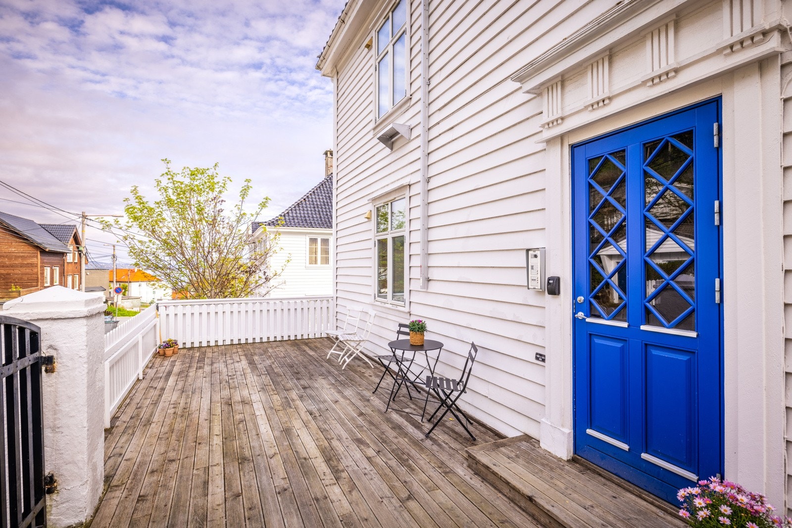 - Inngangspartiet med terrasse gir et innbydende førsteinntrykk, ideelt for å nyte solrike dager utendørs - Galleribilde