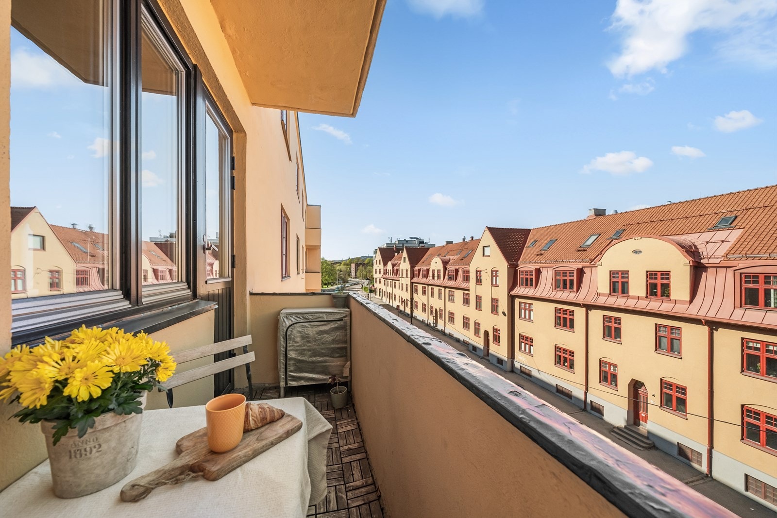 Velkommen til en sjarmerende balkong med utsikt, midt i byens levende atmosfære med både morgen- og kveldssol! Galleribilde