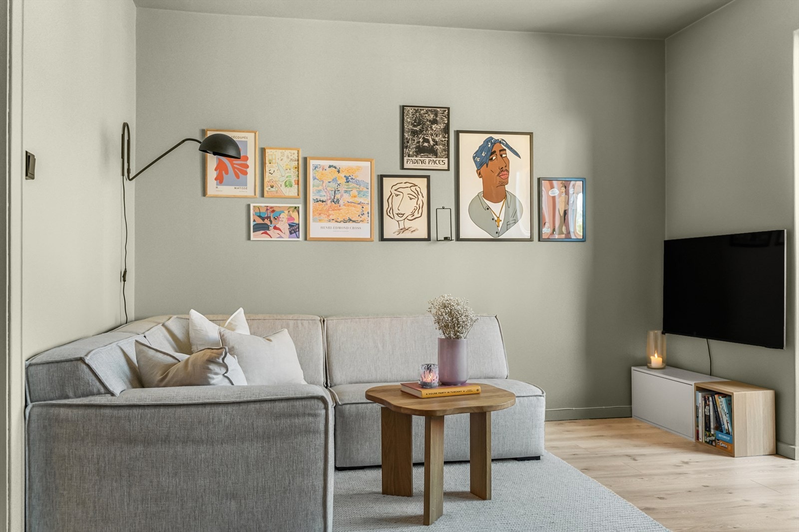 God takhøyde på 2.63 meter gir god veggplass til pynt/dekor og gjør at leiligheten føles romslig. Galleribilde