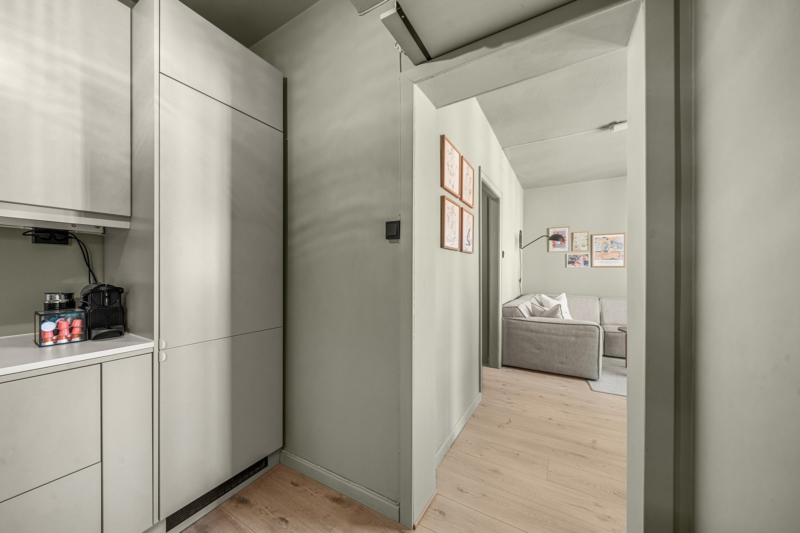 Integrert kjøl/frys. Kjøkkenet ligger i umiddelbar tilknytning til stuen. Dette skaper en åpen og sosial atmosfære som passer perfekt for både hverdagsliv og gjestfrihet. Galleribilde