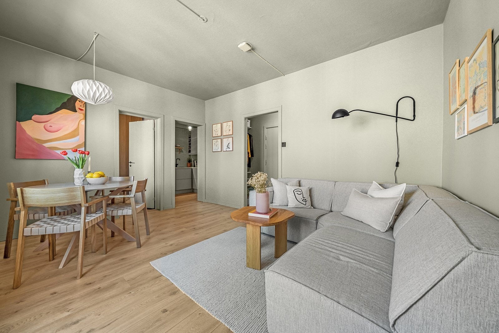 Boligen ligger i et levende og urbant område hvor du får opplevd byliv i grønne og flotte omgivelser. Galleribilde