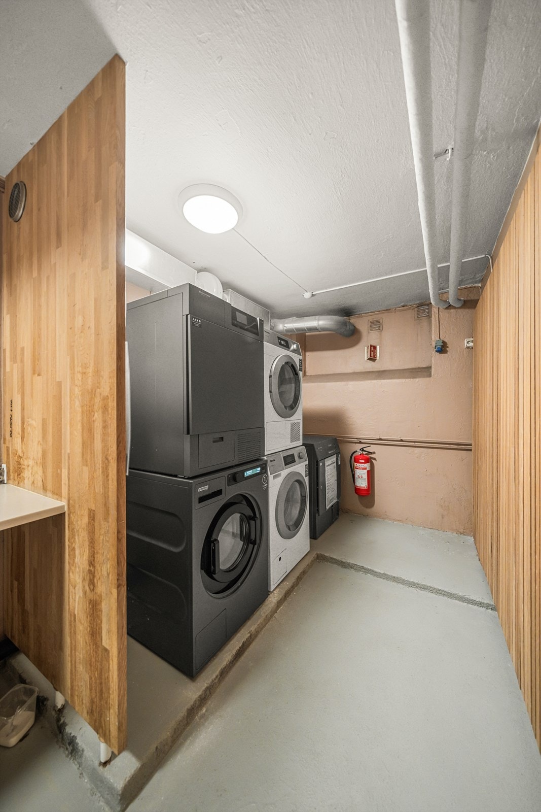 I kjelleren finner du et praktisk og velholdt fellesvaskeri som gjør klesvasken både enkel og effektiv. Her er det moderne maskiner, god kapasitet og ryddige forhold - alt lett tilgjengelig. Galleribilde