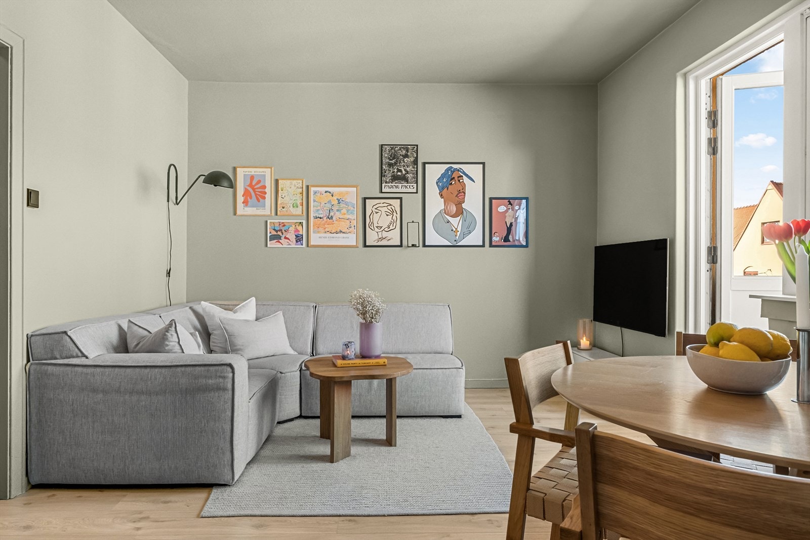 Leiligheten er på 35 kvadratmeter og oppleves som lys, trivelig og møbleringsvennlig. Galleribilde