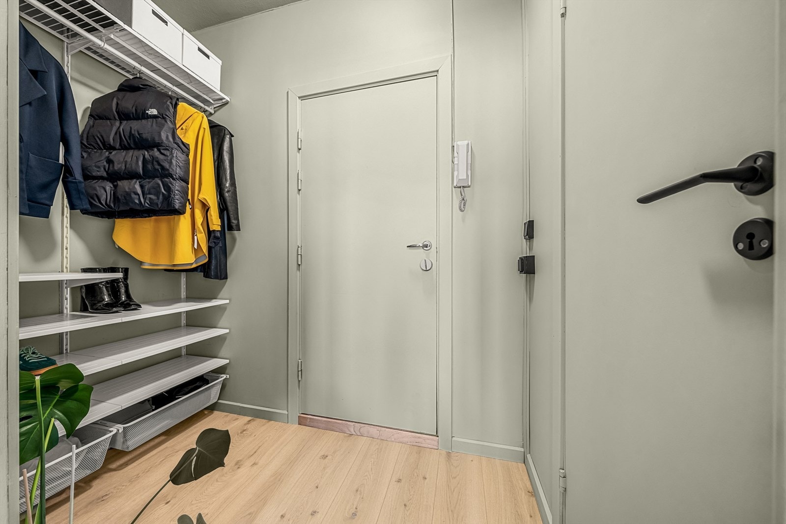 Velkommen inn! Innbydende entré med rikelig plass til oppbevaring av yttertøy og sko. Galleribilde