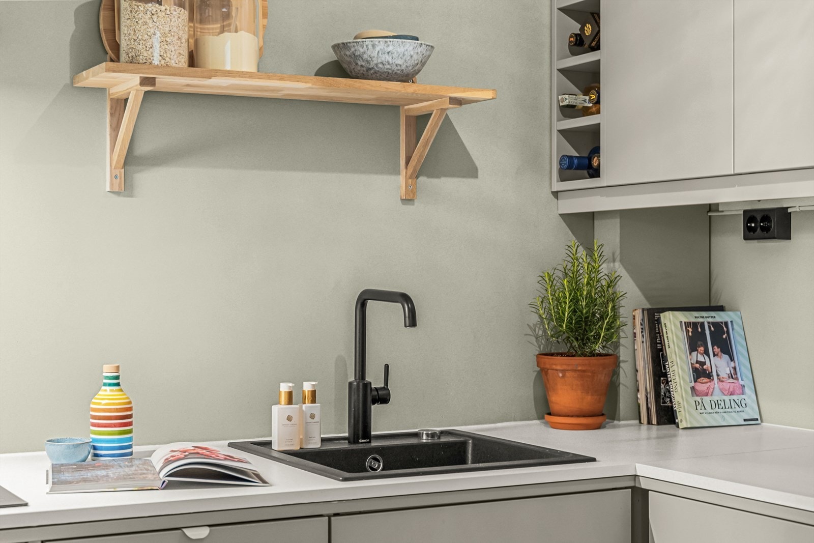 Integrert induksjonsplatetopp, stekeovn og oppvaskmaskin. Her får du en romslig arbeidsflate som gjør matlagingen både enkel og inspirerende, samtidig som du har god oversikt og effektiv utnyttelse av arealet. Galleribilde