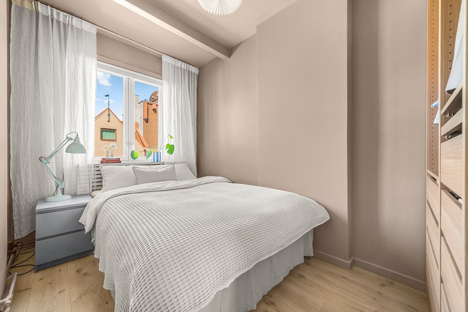 Leiligheten byr et romslig og luftig soverom med god plass til både seng, nattbord og garderobeløsning. Galleribilde