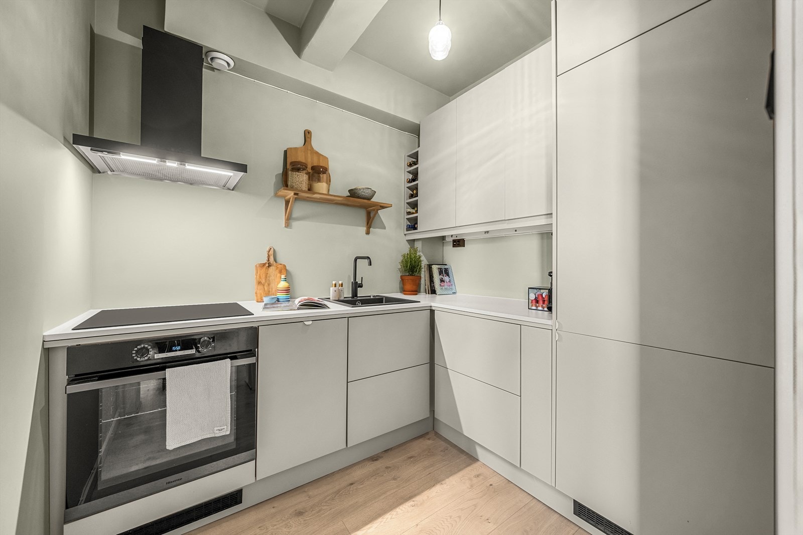 Stilful kjøkkeninnredning fra Epoq 2022 i et separat rom. Galleribilde