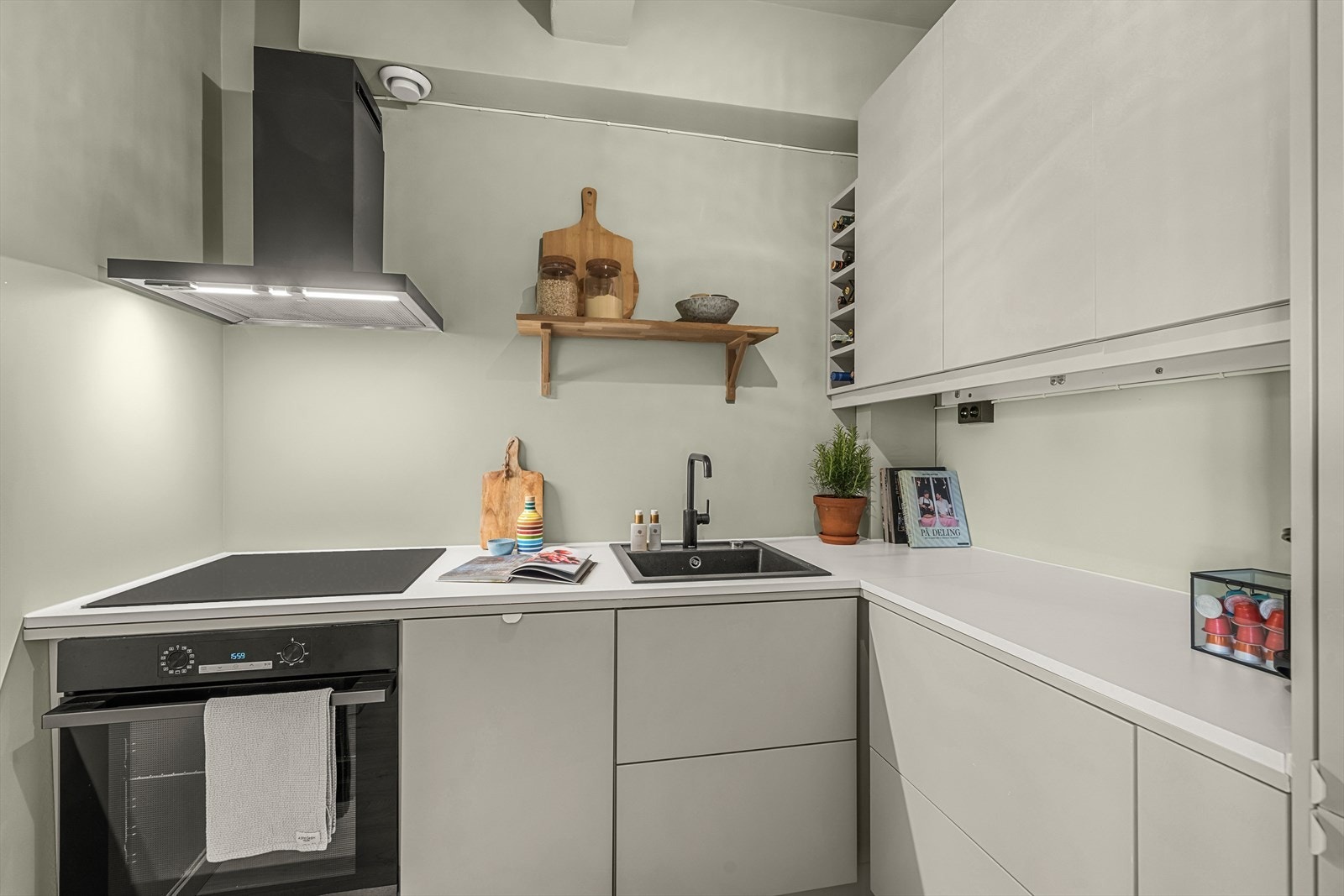 Innredet med glatte fabrikklakkerte fronter og laminat benkeplate. Galleribilde