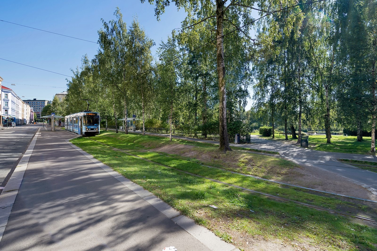 12, 15 og 18 trikken går fra Torshov (Biermanns gate 1 min unna) til sentrum eller opp til Storo og Nydalen. Buss 20 til Majorstuen/Skøyen, 30 til Huk/Bygdøy. Galleribilde