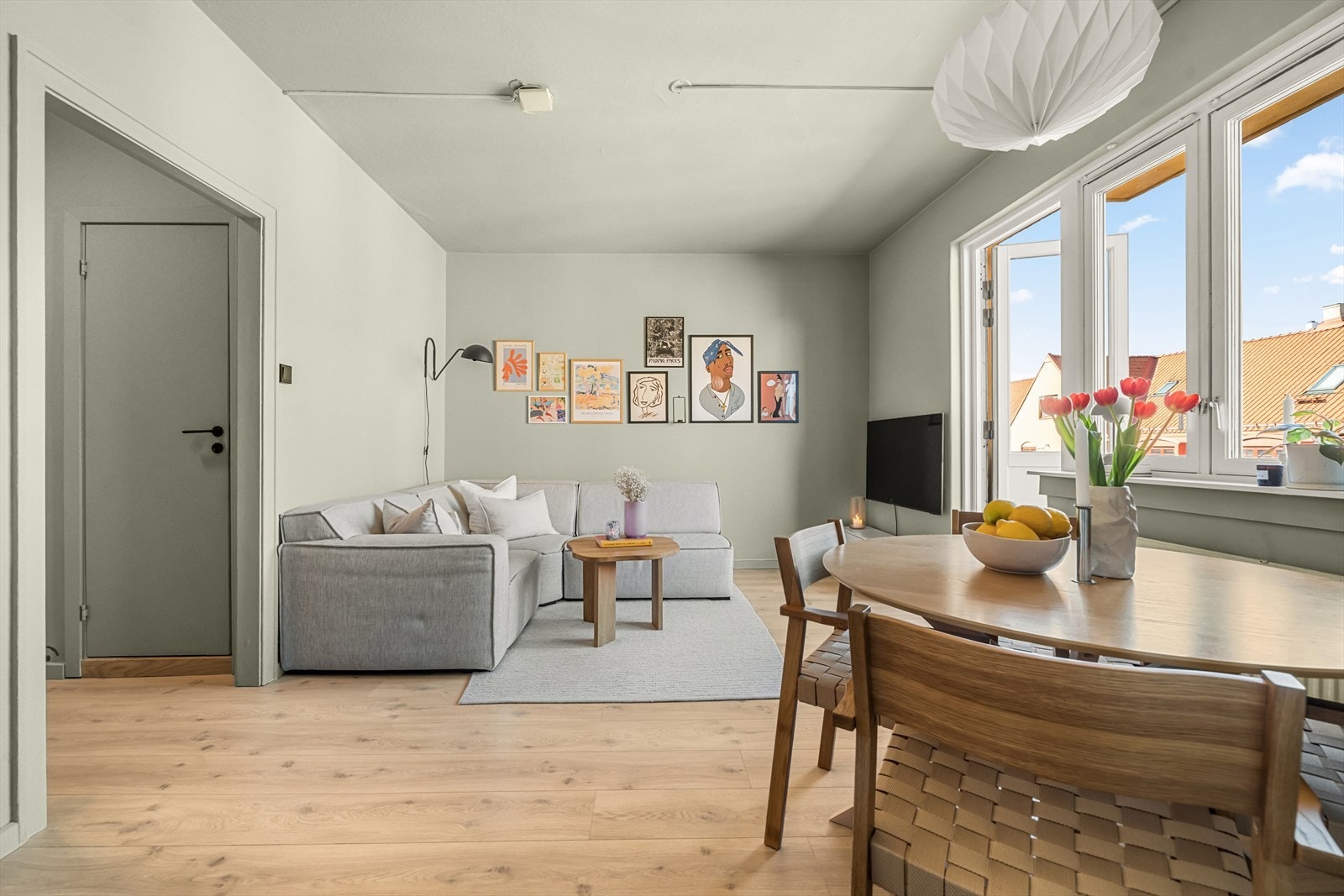 Det er god plass til møblement, som sofagruppe og spisebord. Galleribilde