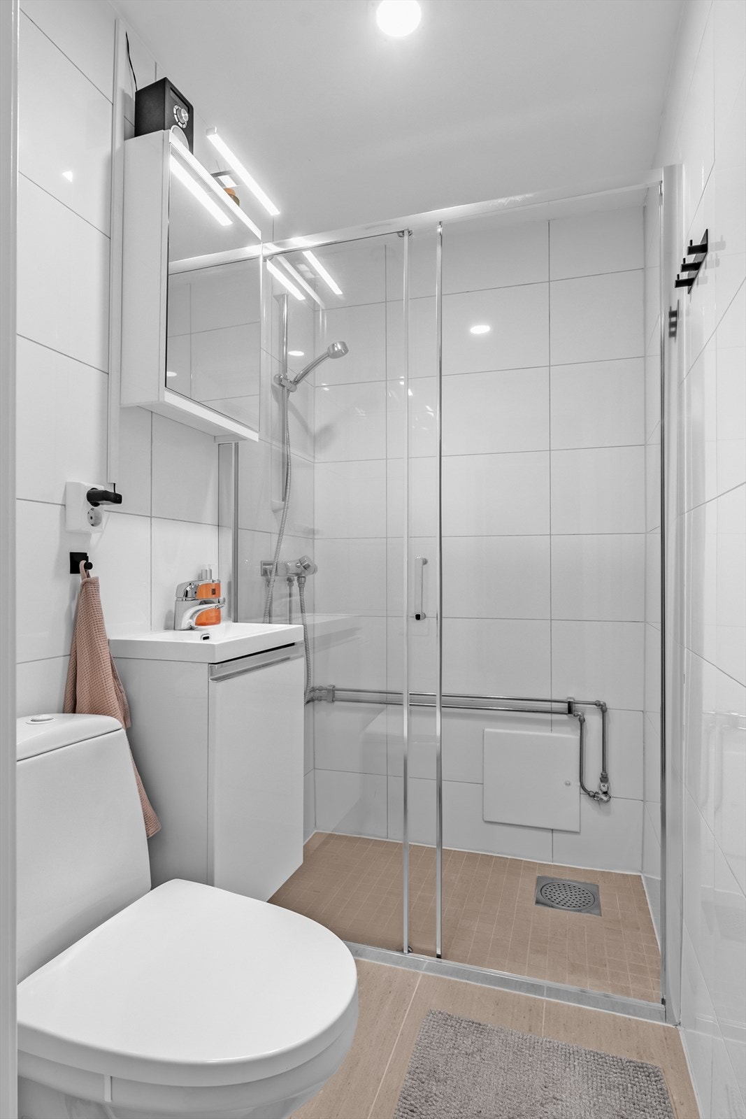 Pent og delikat baderom. Flislagt baderom som er opplyst å være oppgradert i 2020 i følge tidligere salgsoppgave. Vaskeri i kjeller. Galleribilde