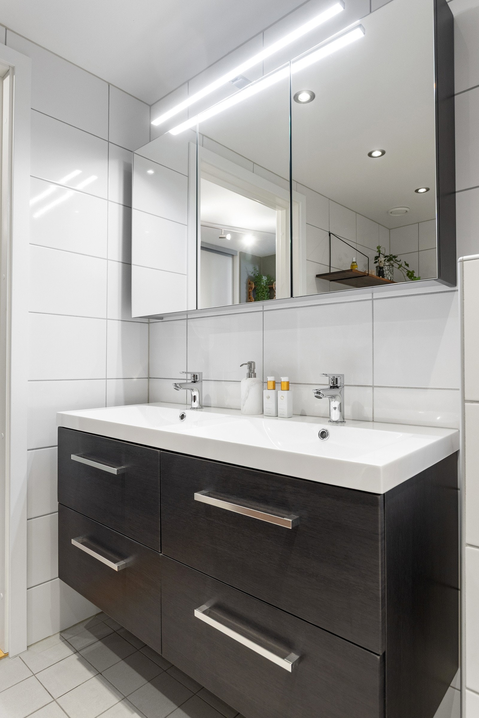 Pen dobbelservant med speilskap over fra 2022. Galleribilde