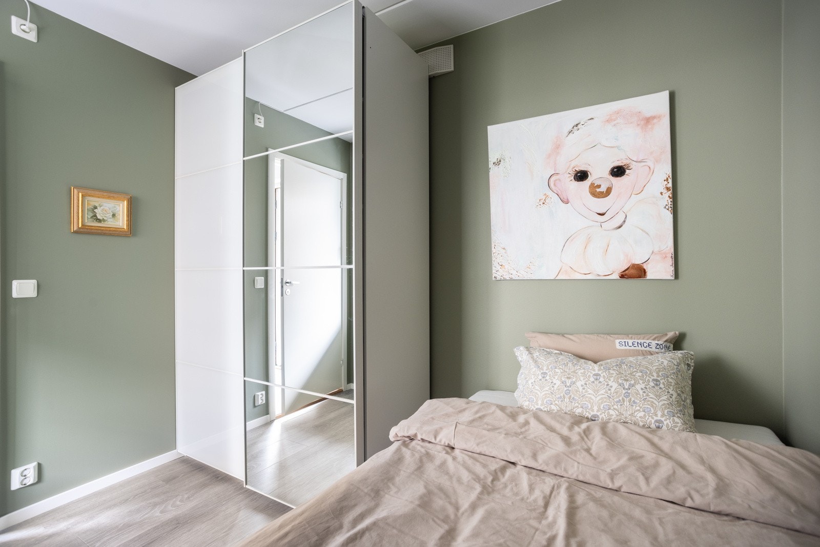 Her har du godt med skapplass i pen garderobe. Galleribilde