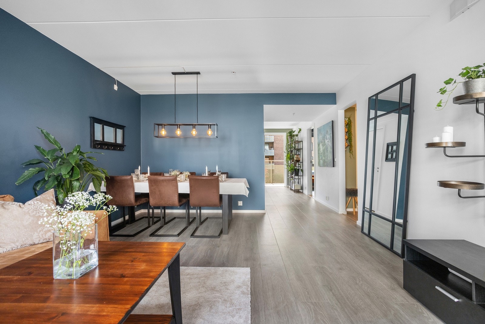 Den delvis åpne løsningen mellom stue og kjøkken gir en lys og god romfølelse. Galleribilde