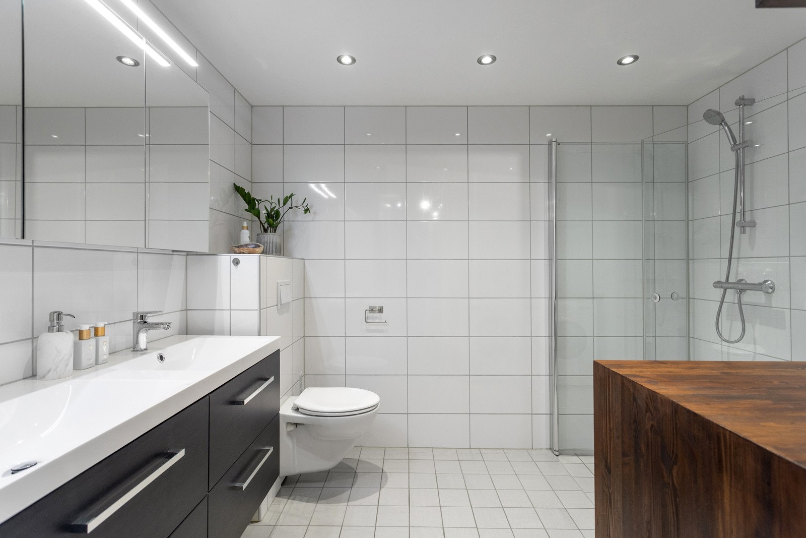 Delikat flislagt bad fra byggeår med god størrelse. Galleribilde