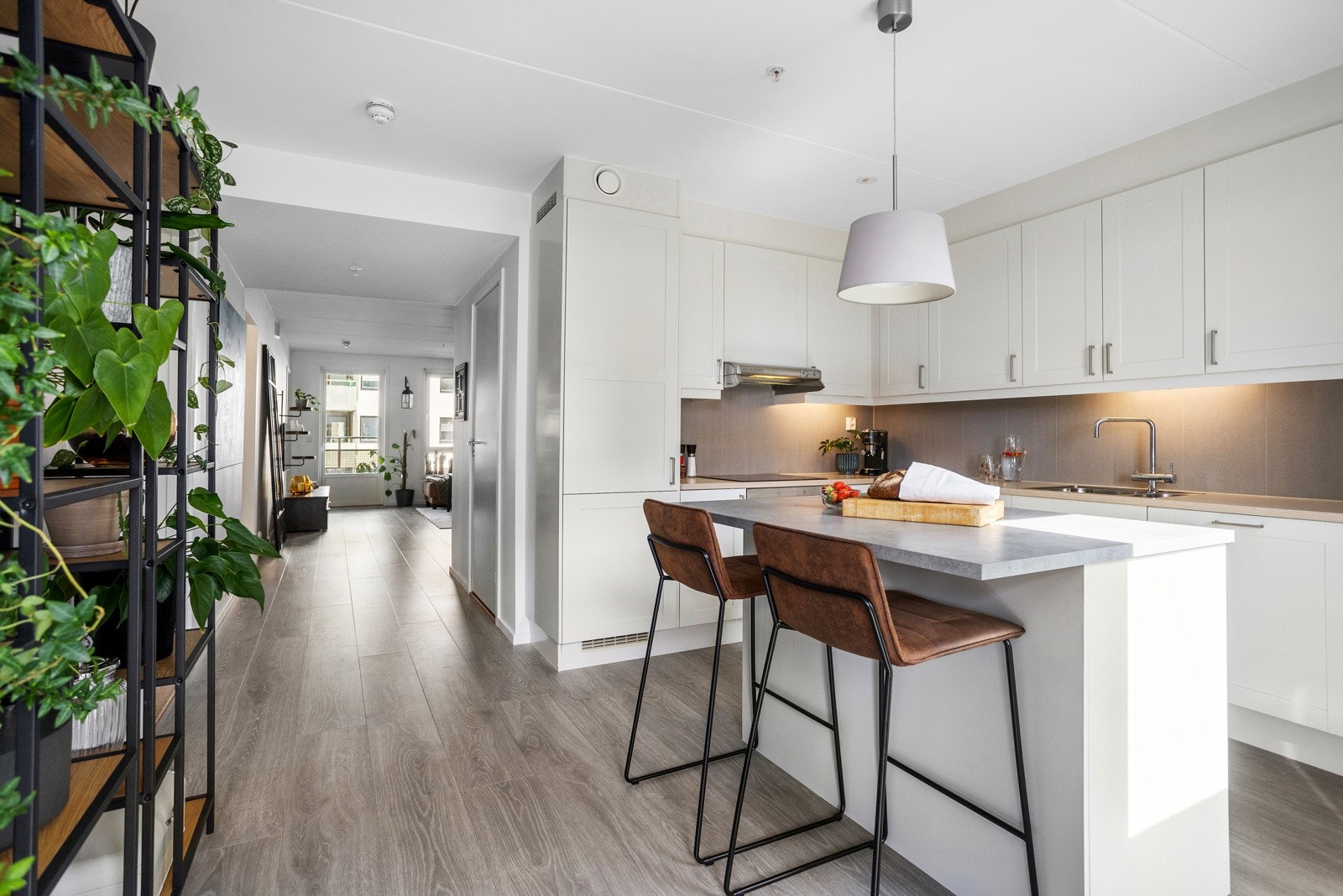 Det er svært godt med skap- og benkeplass på kjøkkenet. Galleribilde