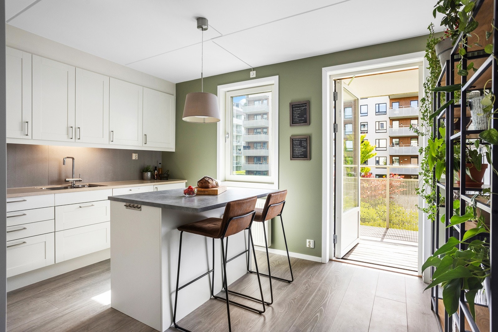 Delikat kjøkken med utgang til leilighetens andre balkong. Galleribilde