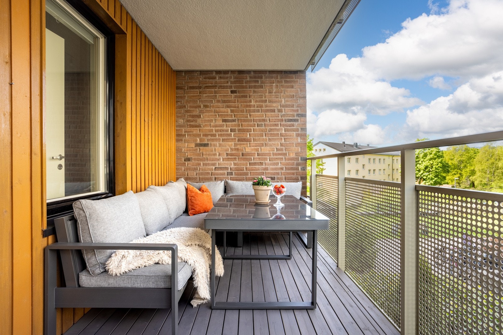 Nordvendt balkong på 10 kvm vendt ut mot grønne fellesområder. Galleribilde