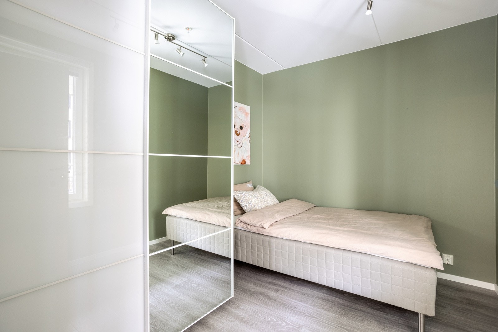 Soverom 2 er også romslig med plass til dobbeltseng. Galleribilde