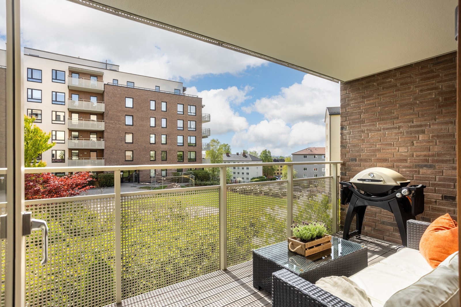 Sydvendt balkong på 10 kvm vendt ut mot grønt fellesområde. Galleribilde