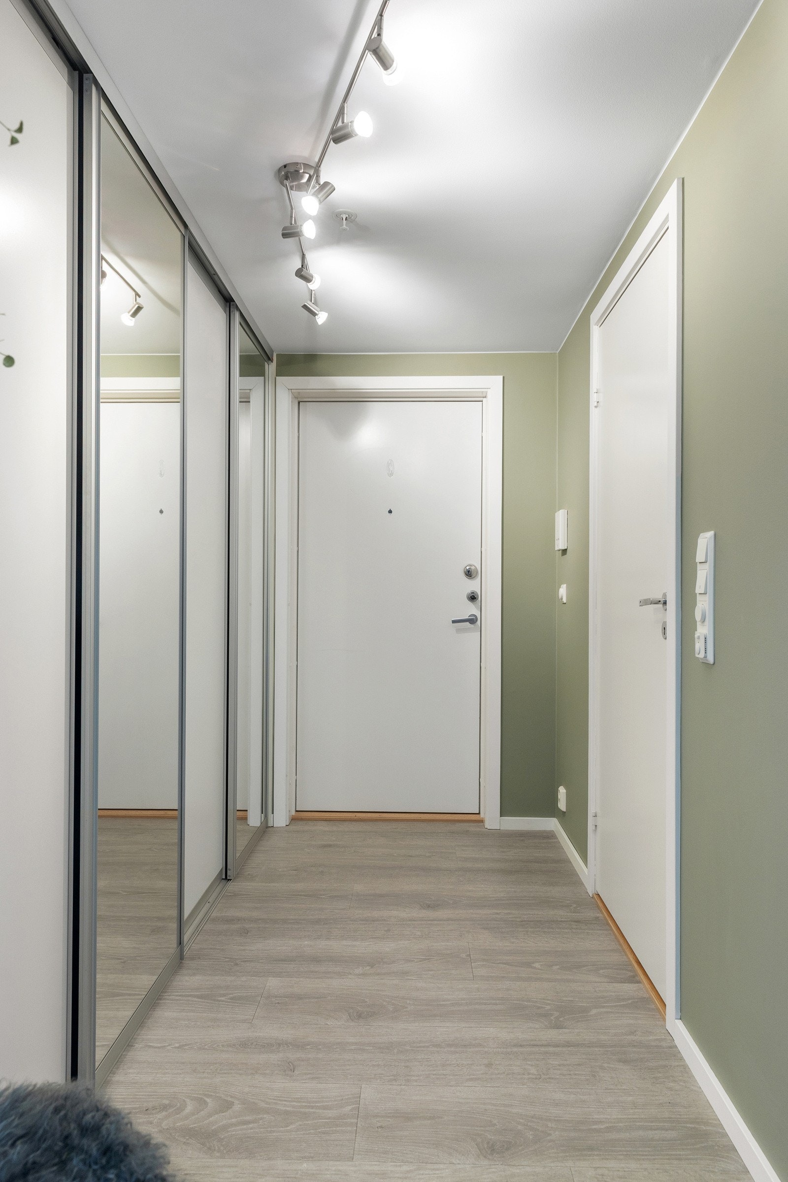 Innbydende entré med stor skyvedørsgarderobe. Galleribilde