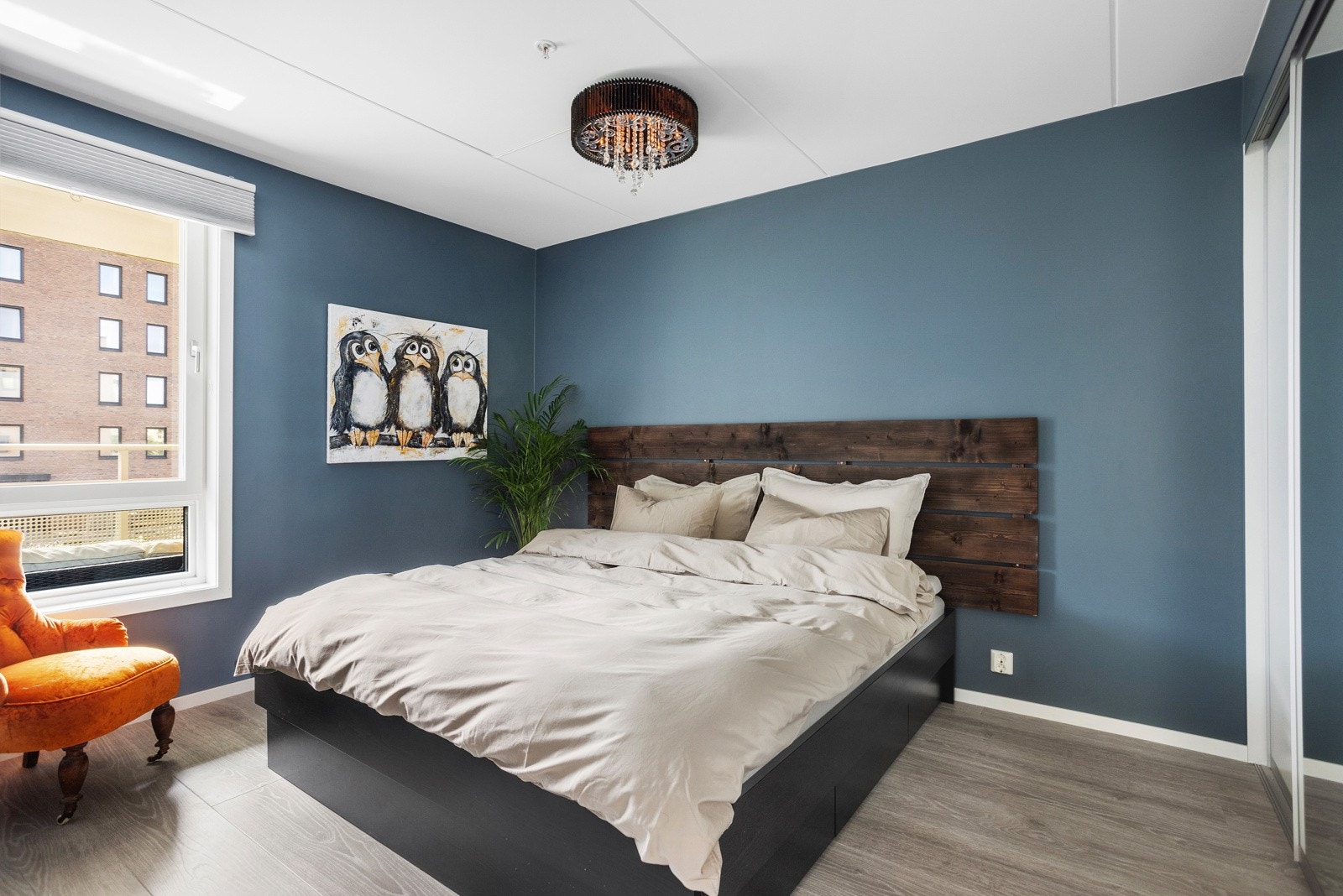 Hovedsoverom med god plass til dobbeltseng og nattbord på hver side. Galleribilde