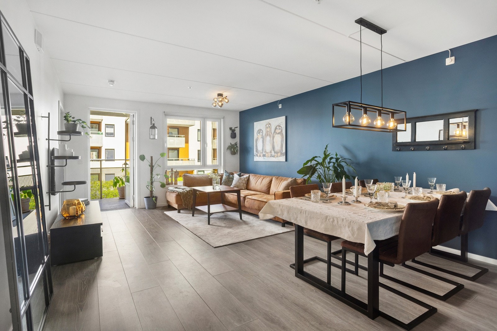 Stor og lekker stue med god plass til stor sofaseksjon, tv-møblement og spisebord. Fra stuen har du direkte adkomst til den ene av leilighetens 2 balkonger. Galleribilde