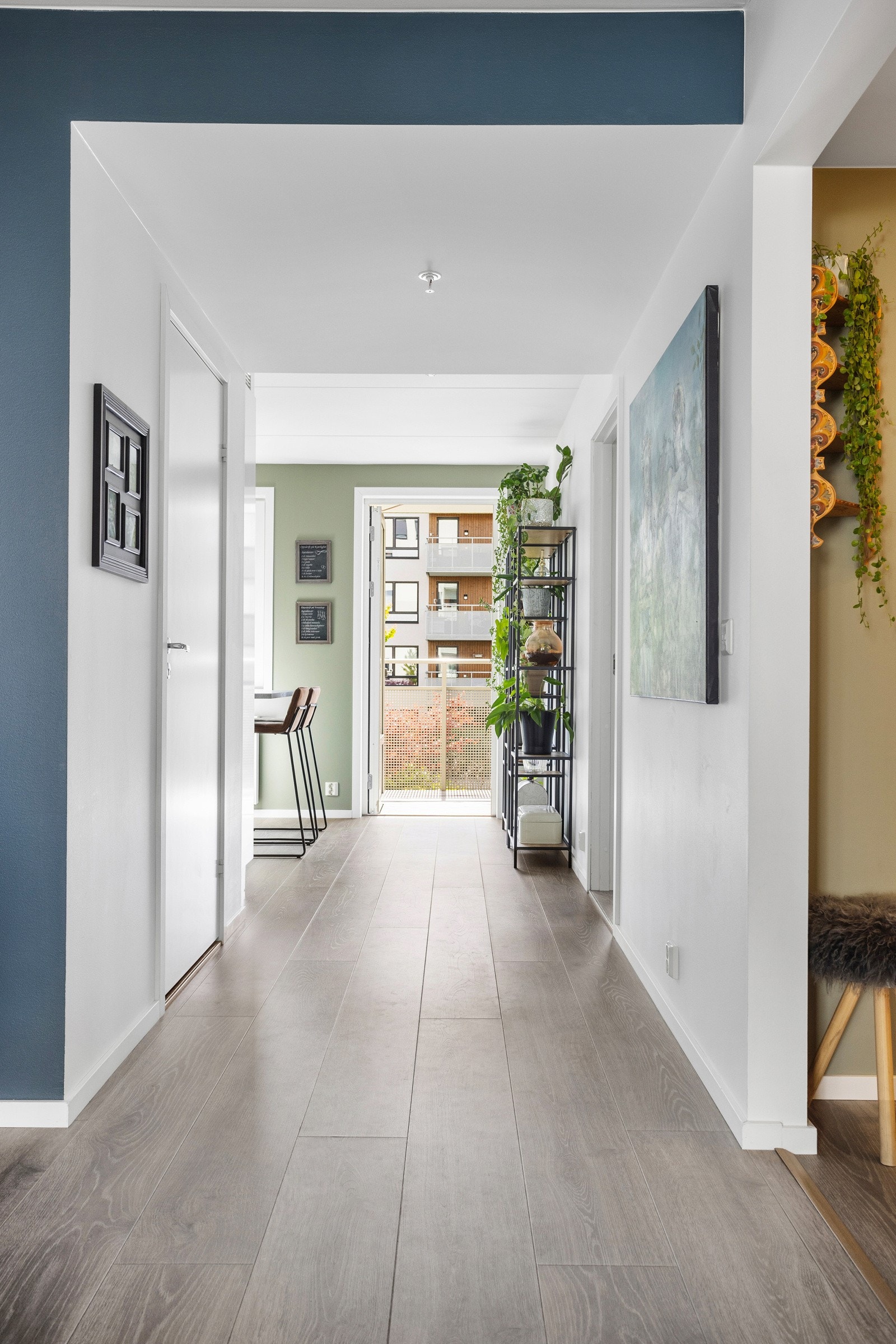 Midt mellom stue og kjøkken har du en smart og romslig bod. Galleribilde