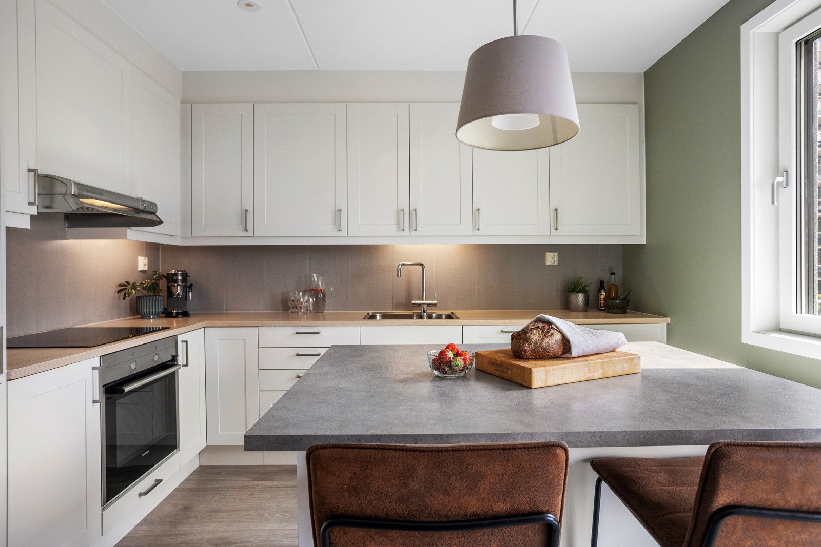 Lekkert Marbodal kjøkken fra byggeår med kjøkkenøy fra samme leverandør innstallert i 2019. Galleribilde