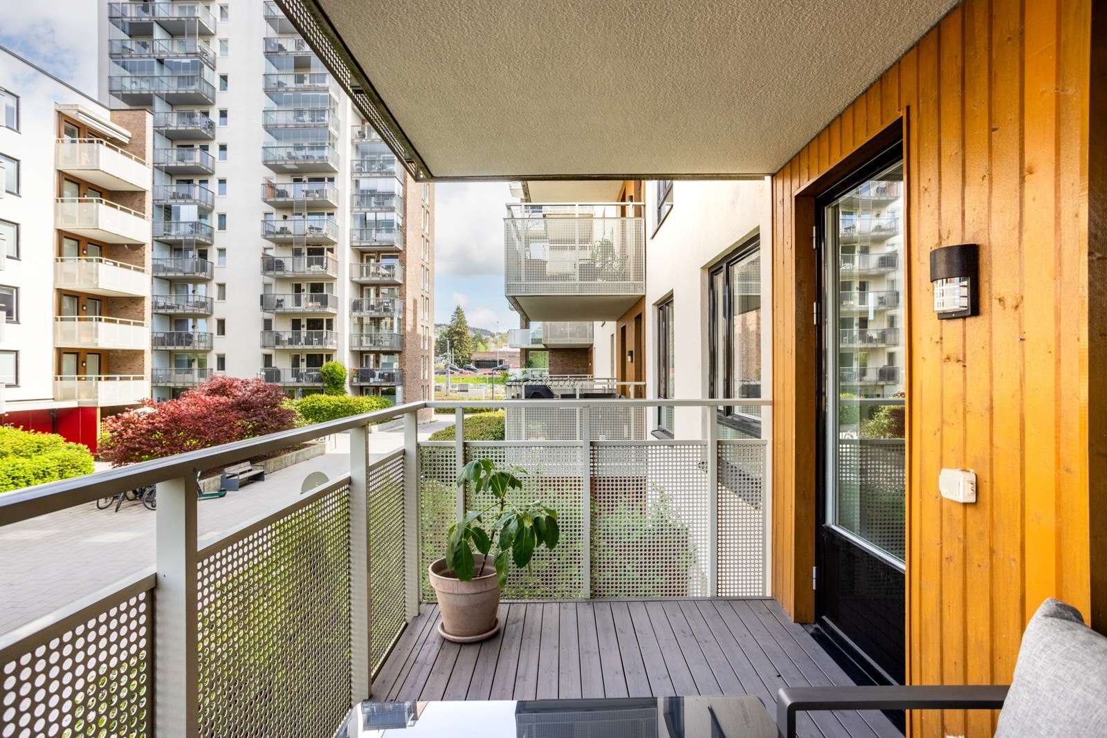 Dette er en moderne og gjennomgående 3-roms med balkong på hver side i bygg fra 2015 med heisadkomst. Galleribilde