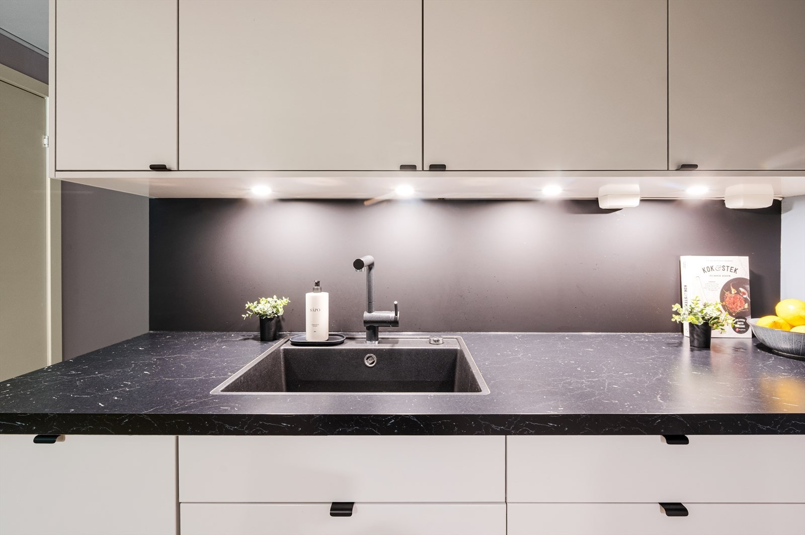 Kitchenboard over benk gir et rent og moderne uttrykk, og downlights i overskapene sørger for god arbeidsbelysning. Galleribilde