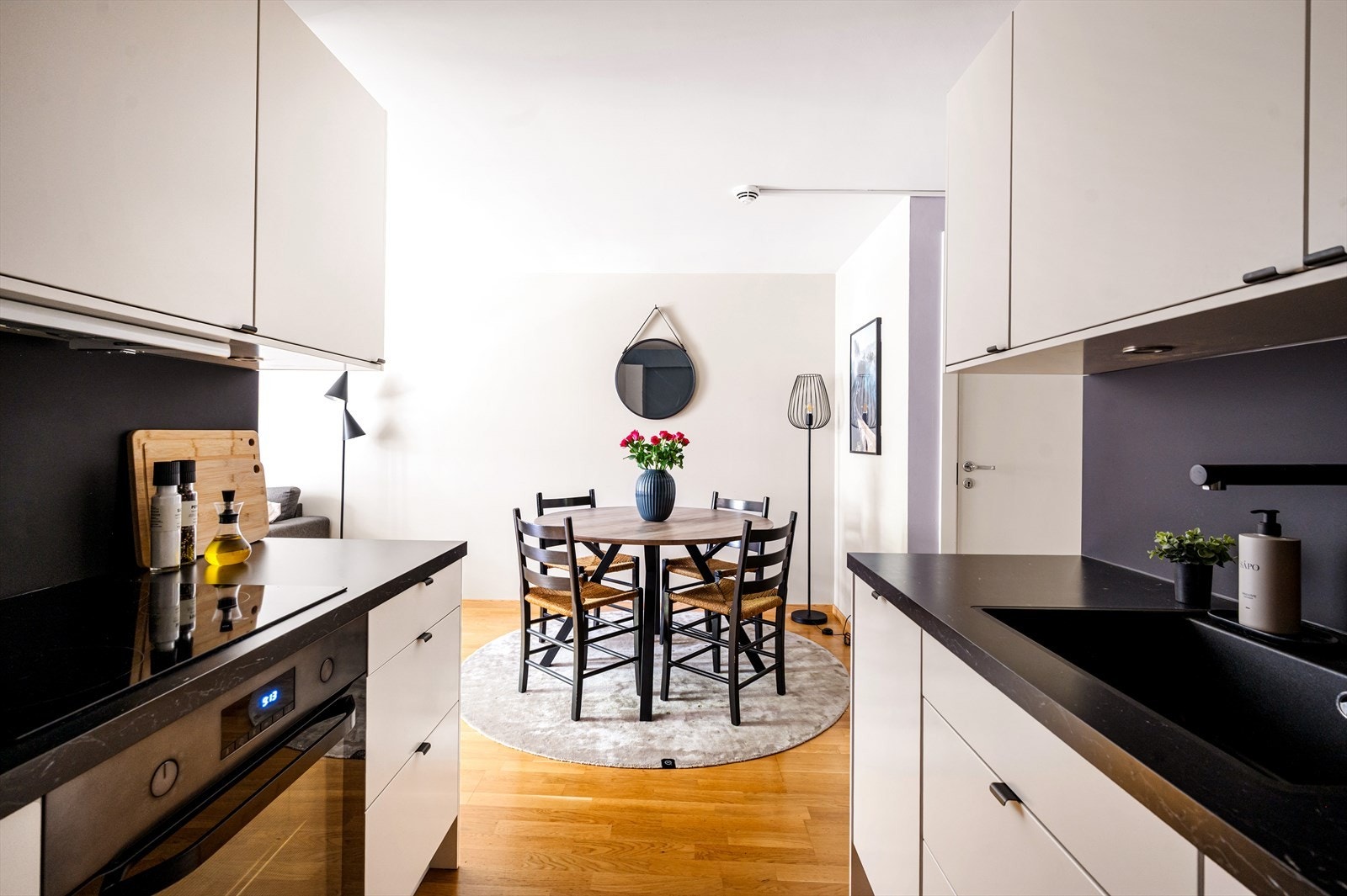 Kjøkkenet er smart plassert i en egen sone med åpen løsning mot stuen, noe som gir en sosial og praktisk romfølelse. Galleribilde